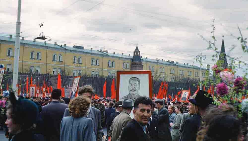 В толпе во время парада на Манежной площади, Москва.